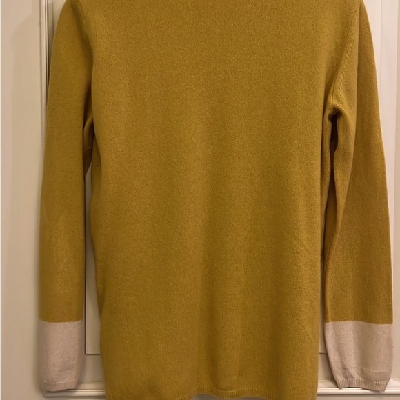 Cashmere Yellow and Cream Women's turtleneck - Picture 6 of 7